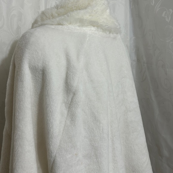 La Vie En Rose All White Teddy Oversized Sweater - Picture 7 of 12